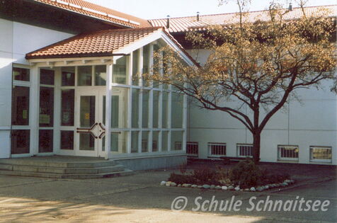 Der Haupteingang an der Schule