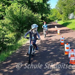 Die Kinder fahren sicher mit dem Rad