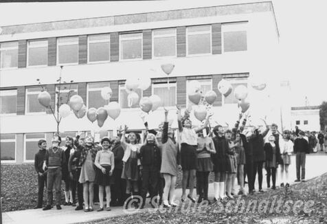 Zur feierlichen Eröffnung des Schulgebäudes fliegen die Luftballons