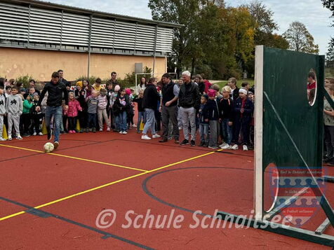 Der Sportplatz wird eröffnet